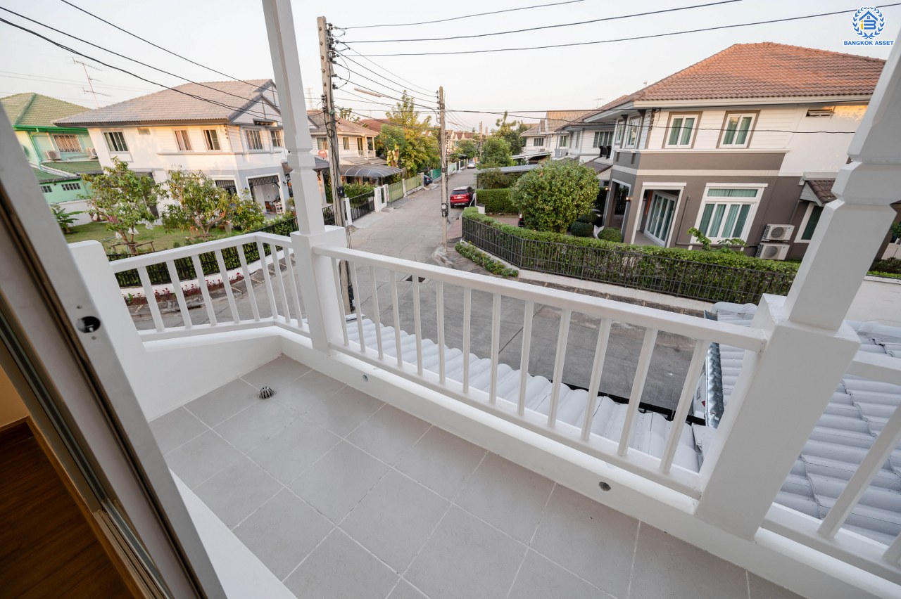 บ้านมือสองตกแต่งใหม่ โครงการ พฤกษ์ลดา พุทธสาคร หลังมุม เนื้อที่ 64 ตร.ว. ฟังก์ชัน 3 ห้องนอน 2 ห้องน้ำ 2 ที่จอดรถ สภาพแวดล้อมโครงการร่มรื่น บนทำเลเดินทางสะดวก ติดถนนพุทธสาคร เชื่อมต่อถนนเพชรเกษม ถนนพุทธมณฑลสาย4 ถนนบรมราชชนนี ใกล้รถไฟฟ้าสายสีน้ำเงิน "สถานีหลักสอง"